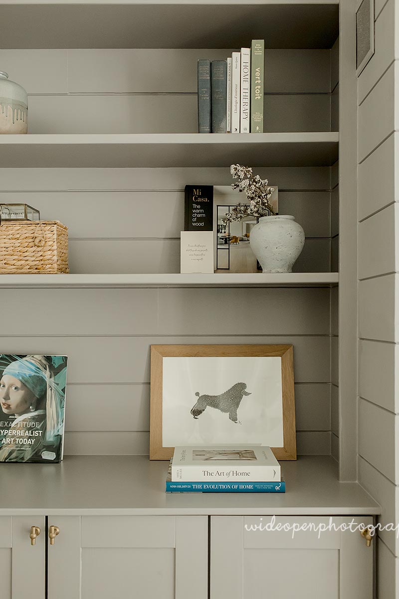 Rangements sur mesure intégrés conçus par une architecte d'intérieur holistique Lille pour un intérieur apaisant et fonctionnel