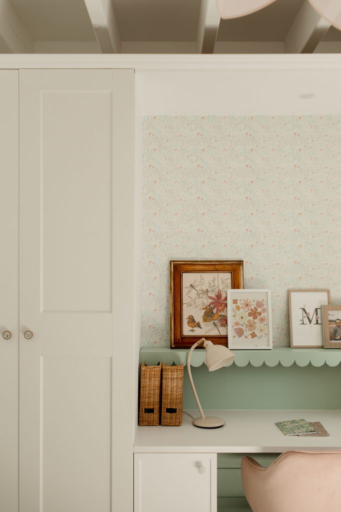 Coin bureau aménagé dans une chambre d'enfant d'une maison en bois de plain-pied à Béthune