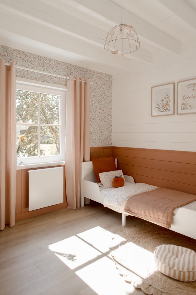 Chambre d'enfant lumineuse dans une maison en bois de plain-pied à Béthune