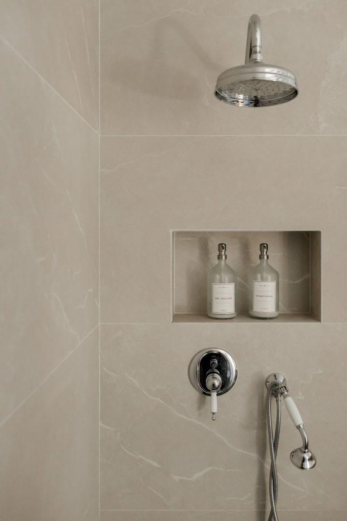 Douche à l'italienne dans une salle de bain d'une maison en bois de plain-pied à Béthune