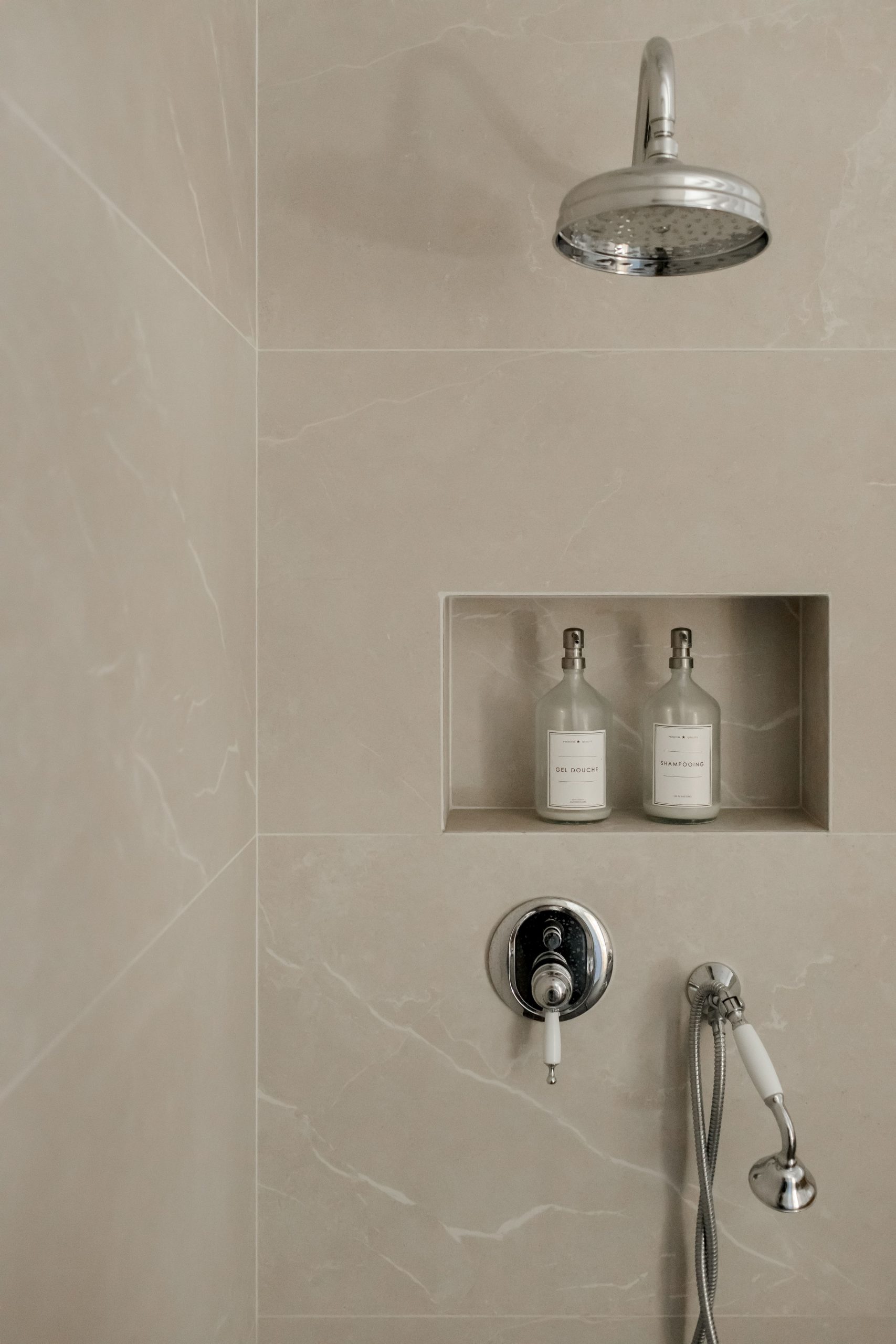 Salle de bain lumineuse conçue par une architecte d'intérieur holistique Lille pour améliorer le confort et le bien-être au quotidien