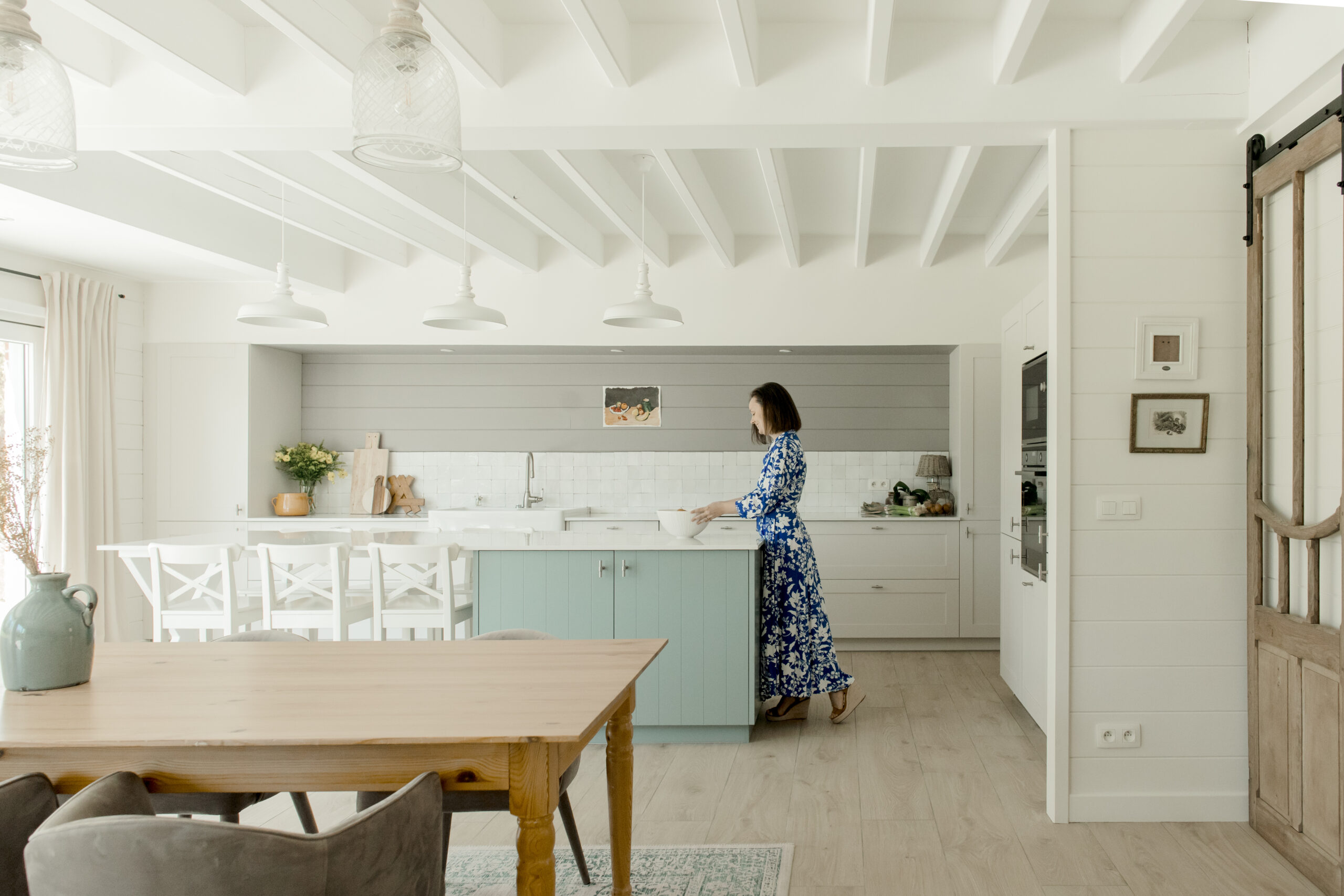 Architecte d'intérieur à Lens concevant une cuisine ouverte lumineuse pensée pour le bien-être des habitants
